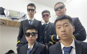 Download Video: 当大一飞行学员第一次领了制服后...