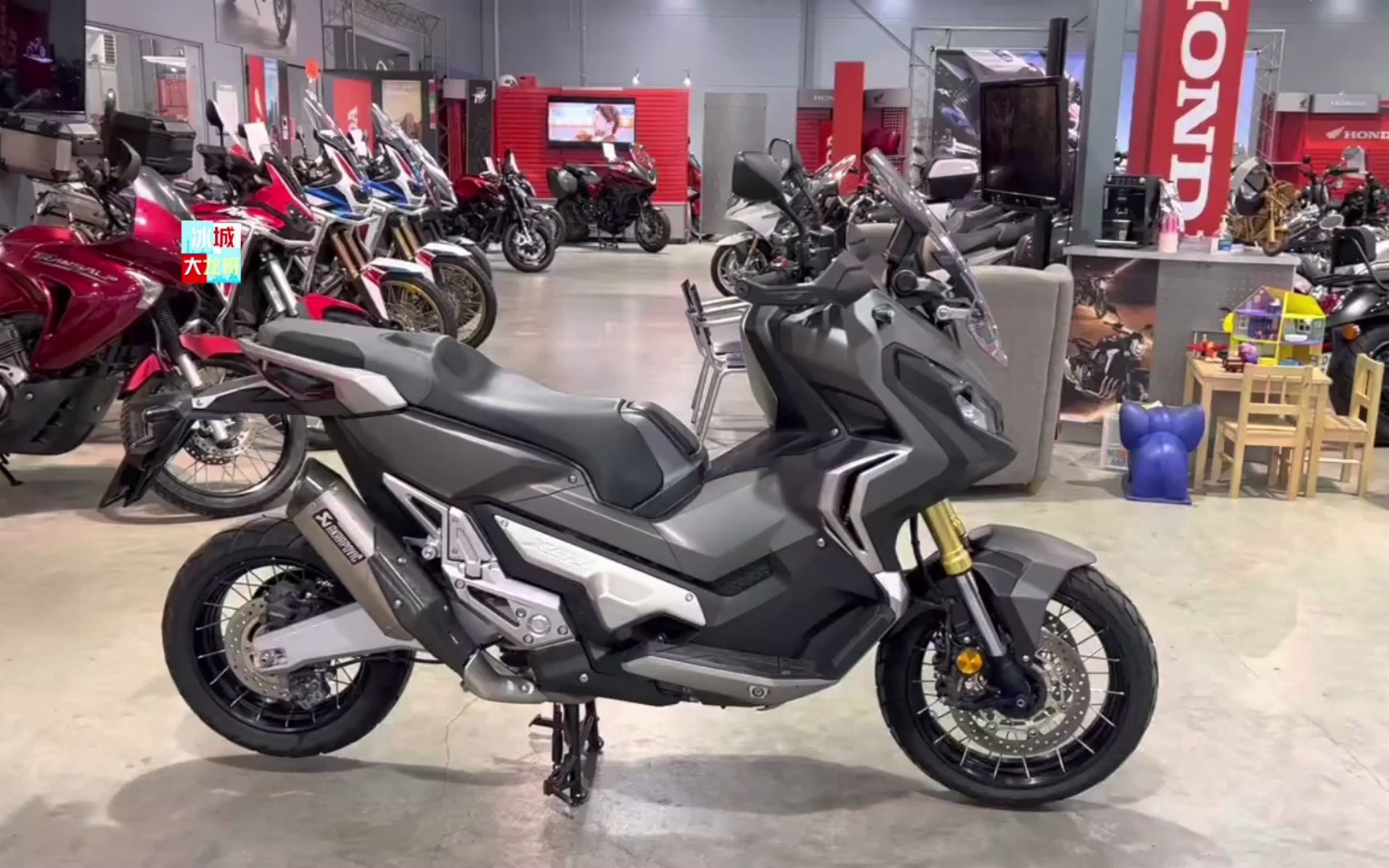 本田adv踏板摩托750,售16.19万配abs,动力强颜值高,还是自动挡