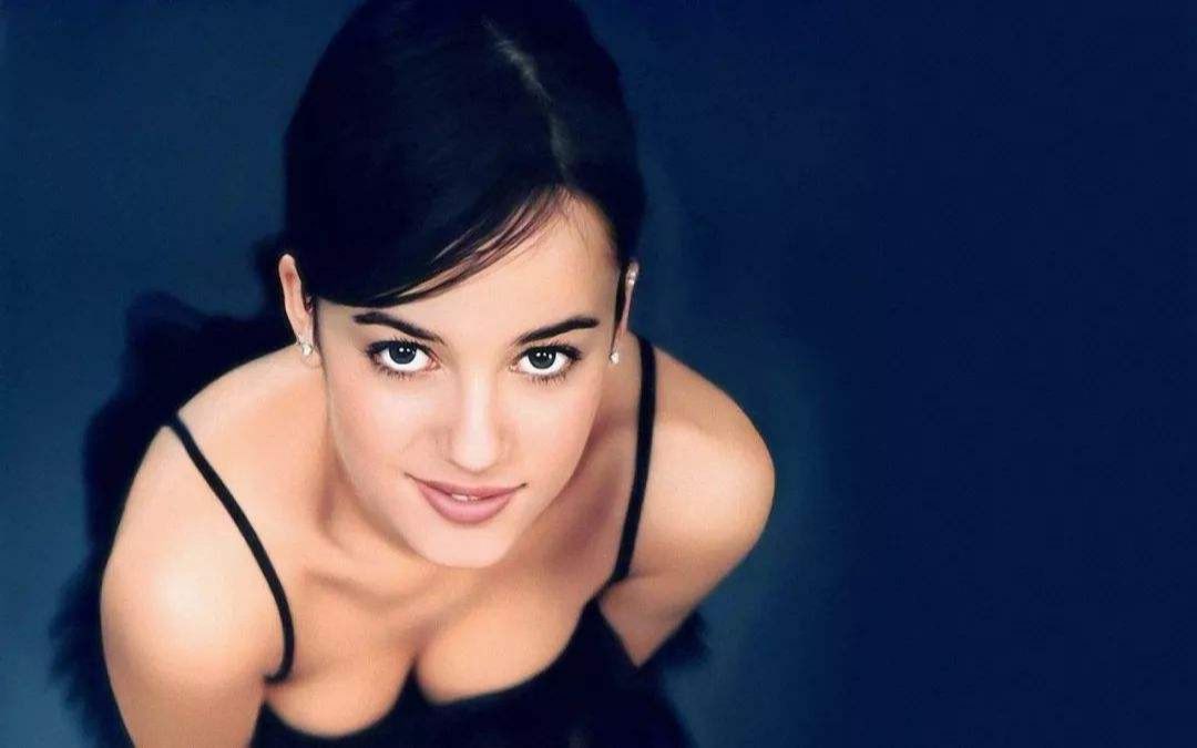 [图]法国小天后 Alizée（艾莉婕）处女演唱会（法国巴黎 2004）