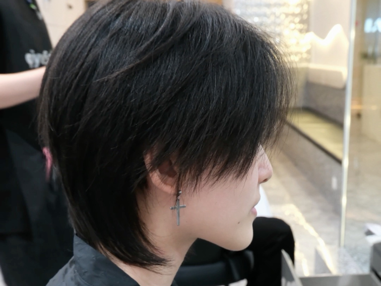 后脑勺扁平的克星狼尾鲻鱼头短发