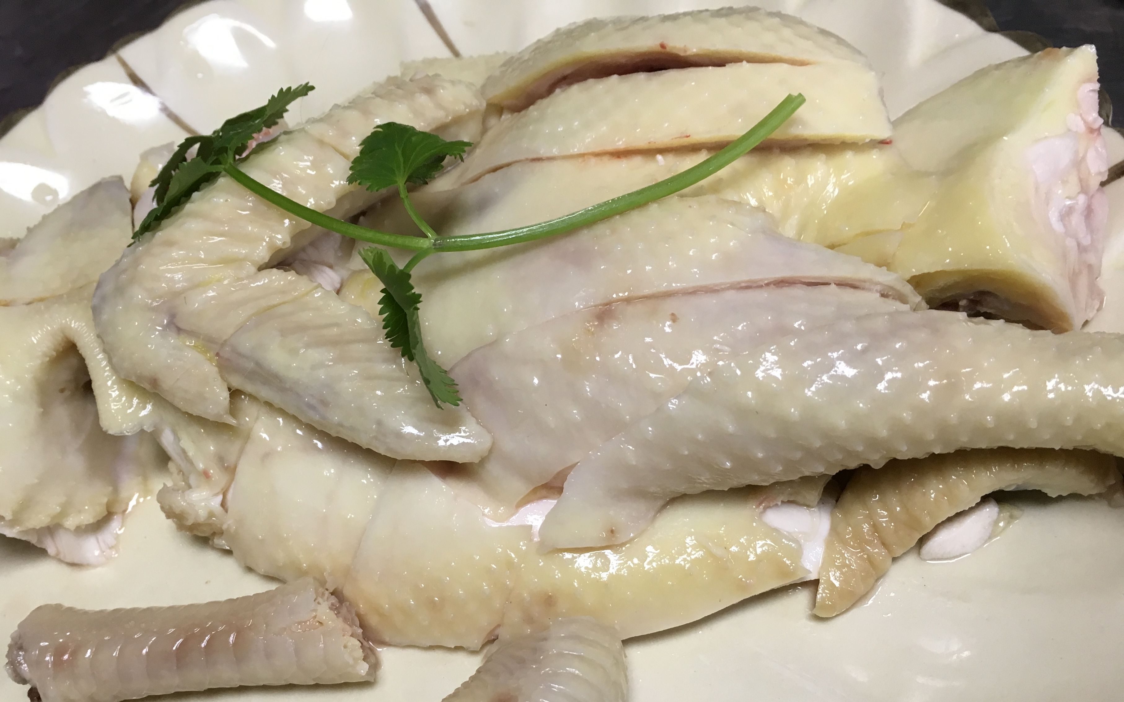 广东白切鸡远近闻名,出品皮脆肉滑,做法技巧全在这里!
