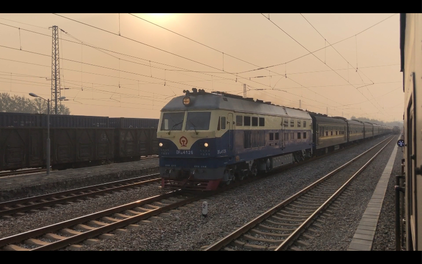 冬日朝阳之下京局怀段df4d-4126牵引k7711通过张辛站