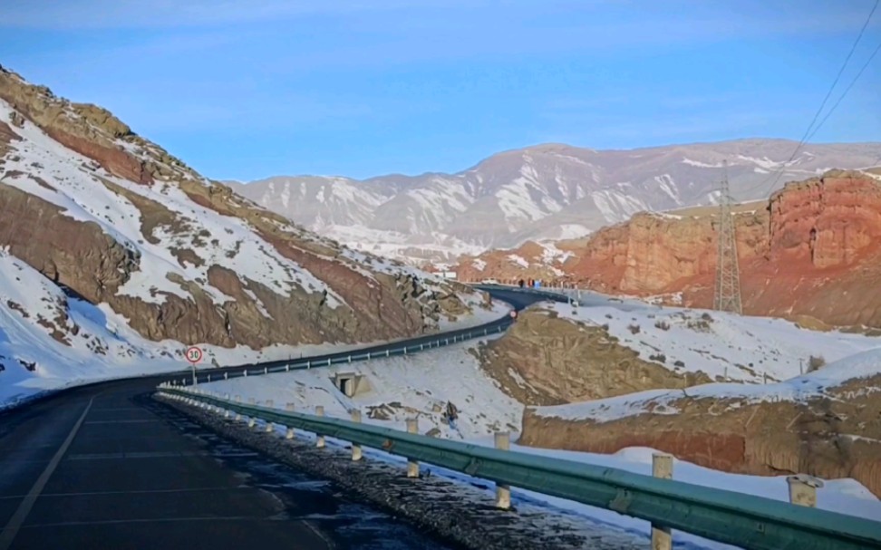 今年是新疆国防公路s101全线贯通的第一个冬季,从西山农牧场出发了