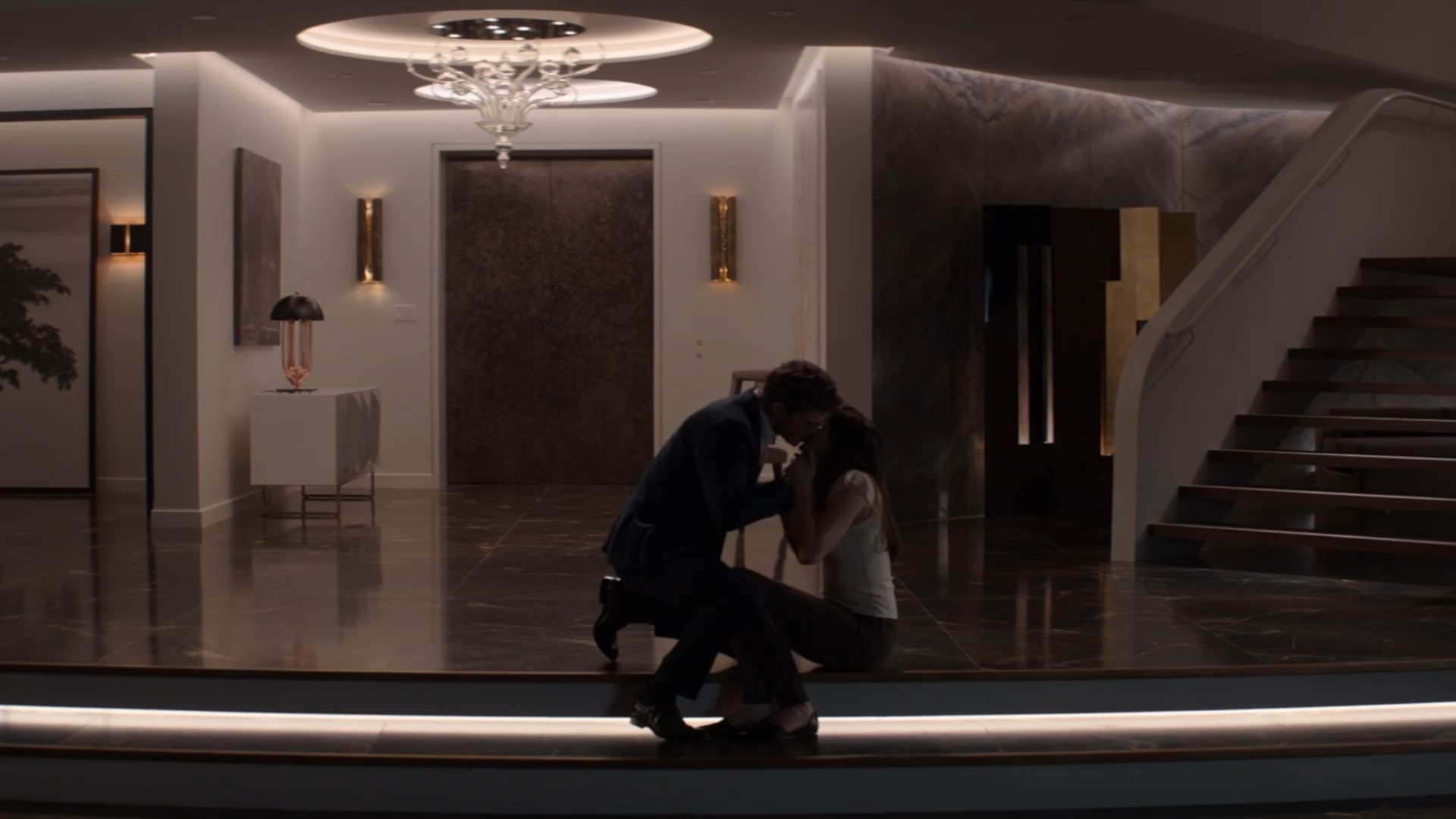 《五十度灰》:纯情女大学生vs暗黑总裁 安娜从妥协到撕毁合约,教会