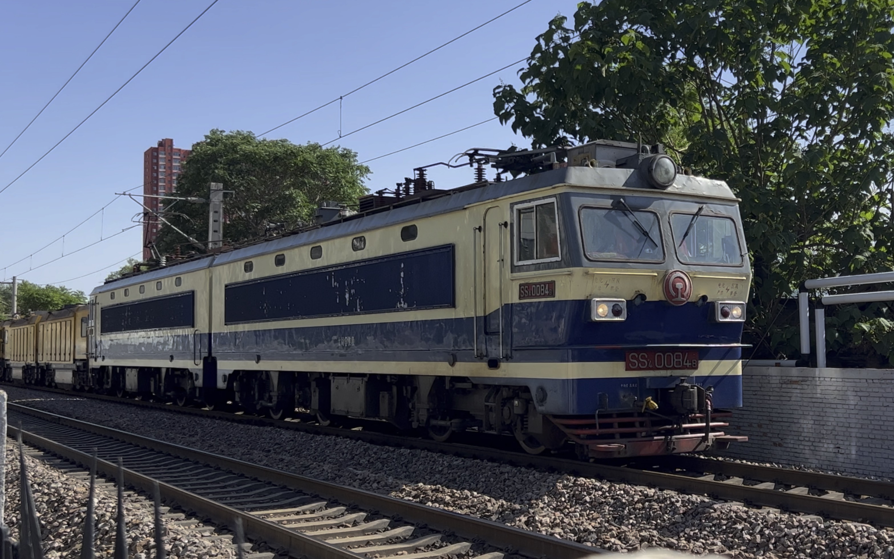 【宝鸡蓝】ss4-0084回送太原工务段cmc-20型钢轨打磨车通过.