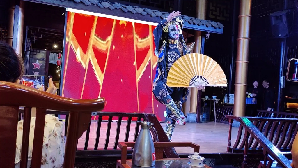 终于被我逮到变脸的机关了