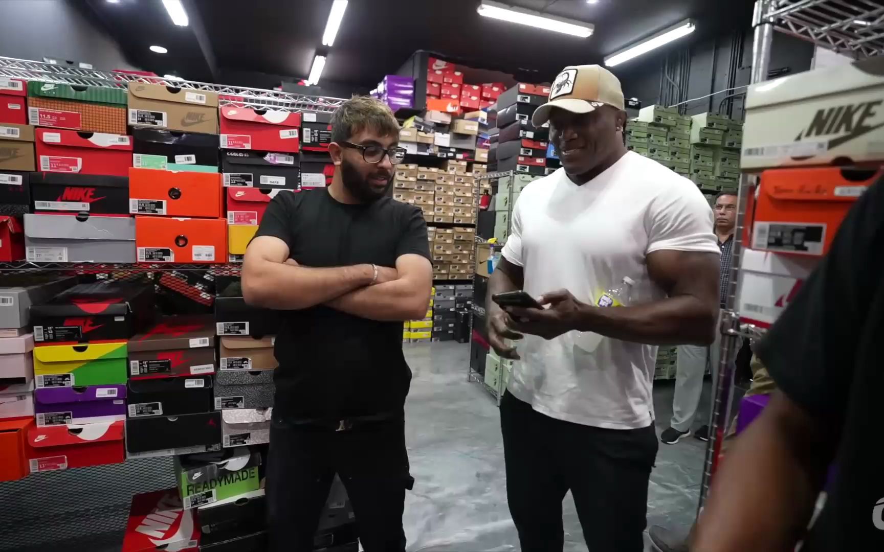 摔跤巨星鲍比莱斯利goes shopping for sneakers with coolkicks