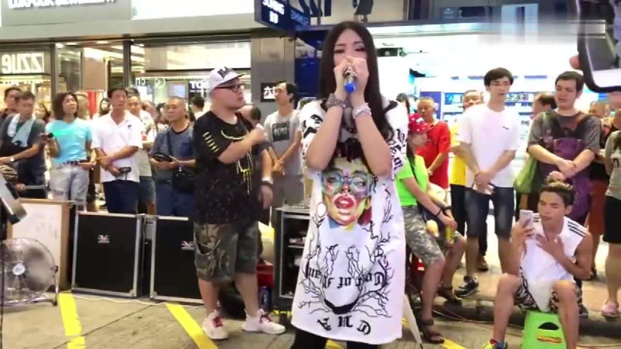 香港街头艺人彭梓嘉深情演唱追一首80年代的经典老歌