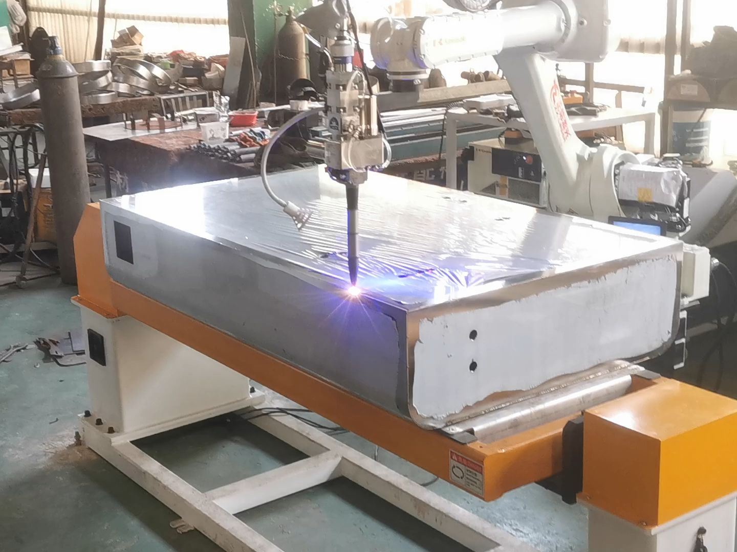 钣金加工可用带翻转平台六轴机器人激光焊接机工厂现场实拍