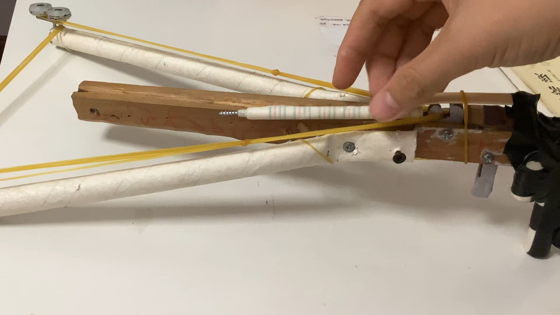 皮筋弩,有滑轮组,靶子是英语书