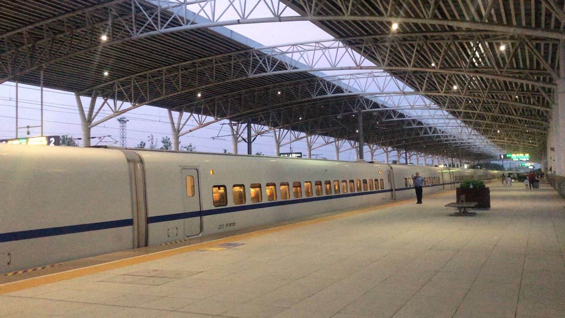 【国铁】crh2b-2472担当d3026/7次列车出天门南站,拍摄时被站务口头