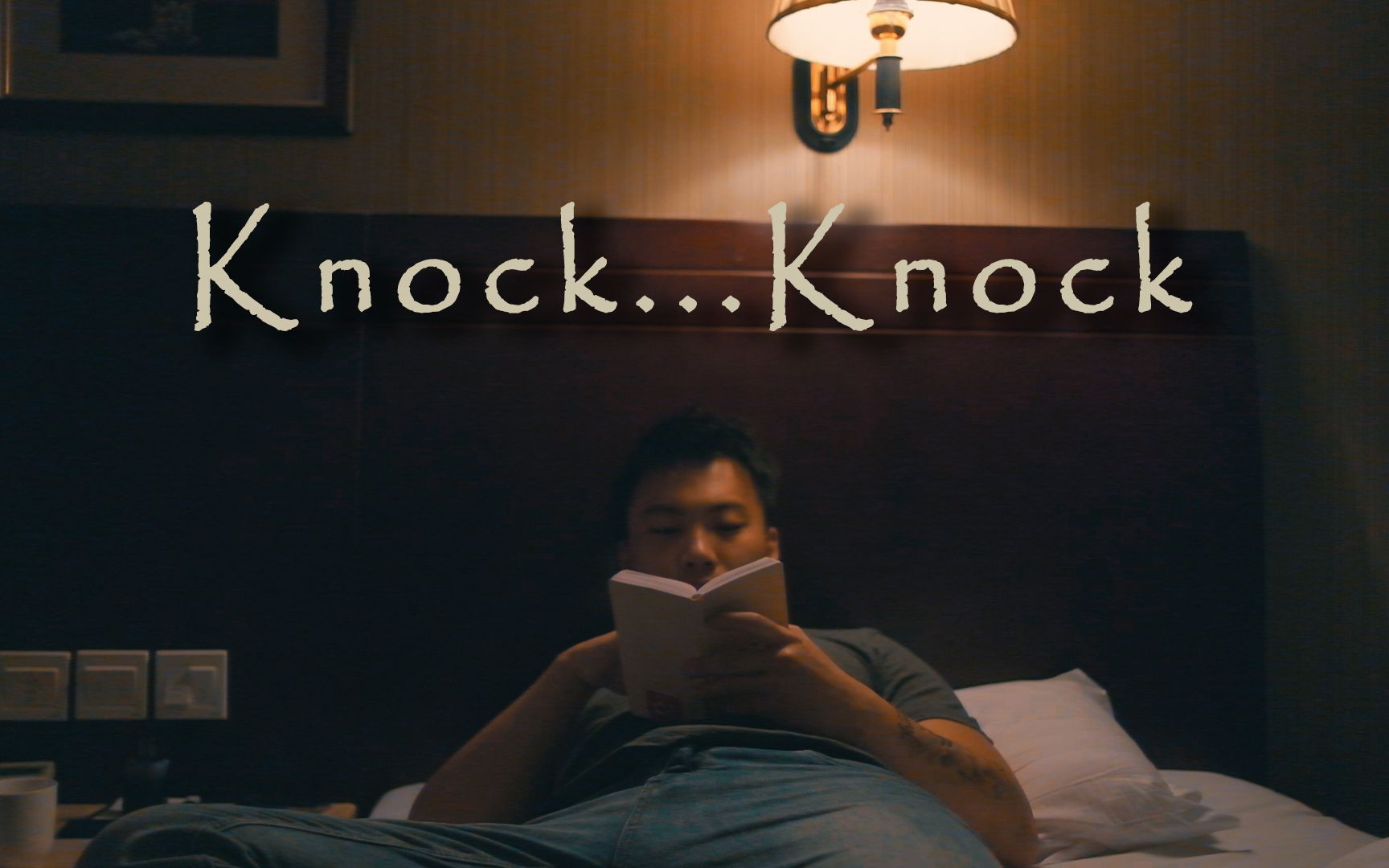 [图]《knock...knock》一扇即将被敲响的房门。根据真实故事改编，两分钟惊悚悬疑短片