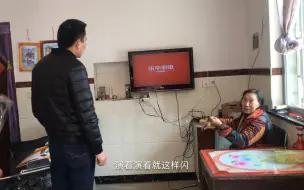 Tải video: 农村小伙给邻居上们修电视机，修不好，以后在村里混不下去了