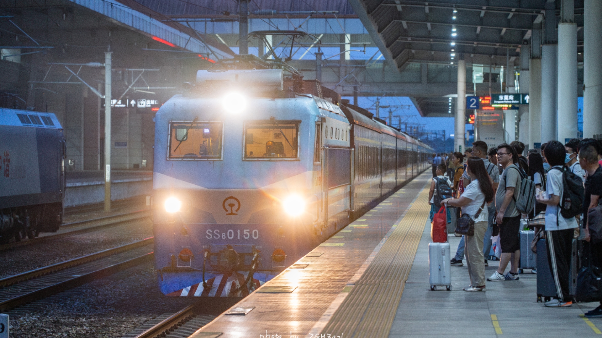 最后的ss8直特列车回归广深线,z8006次进东莞站