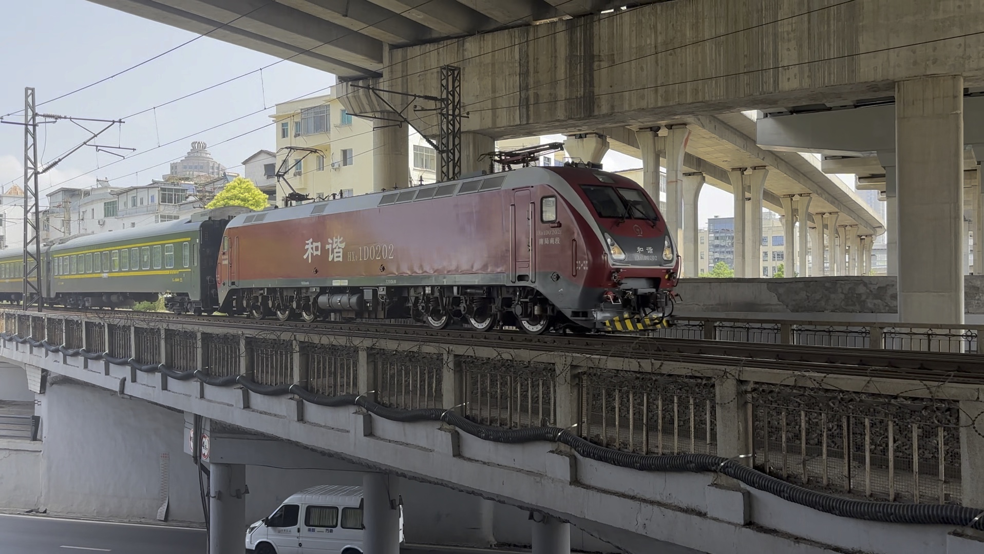 t397(青岛北—深圳)通过江铃立交,本务南局南段hxd1d-0202