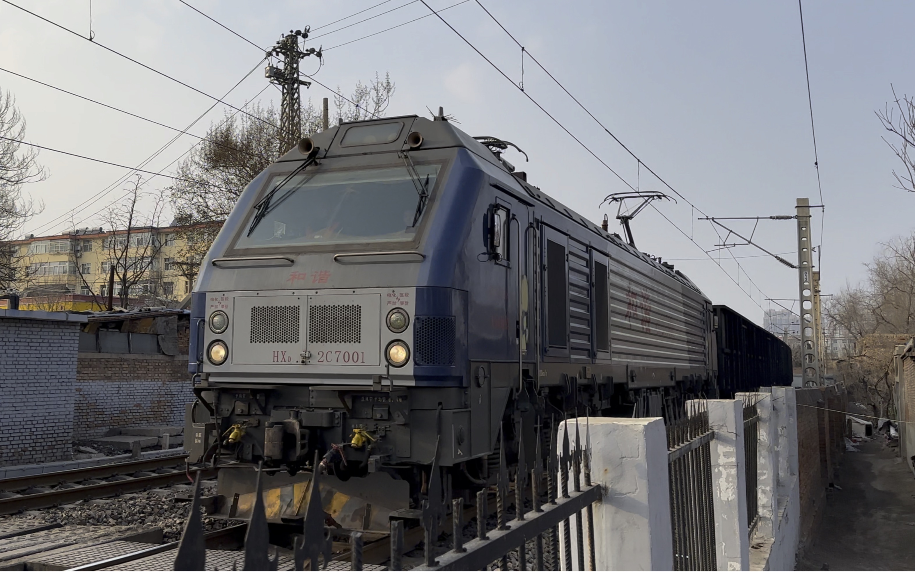 大同地铁hxd2c 7001牵引c80e敞车专列通过372道口