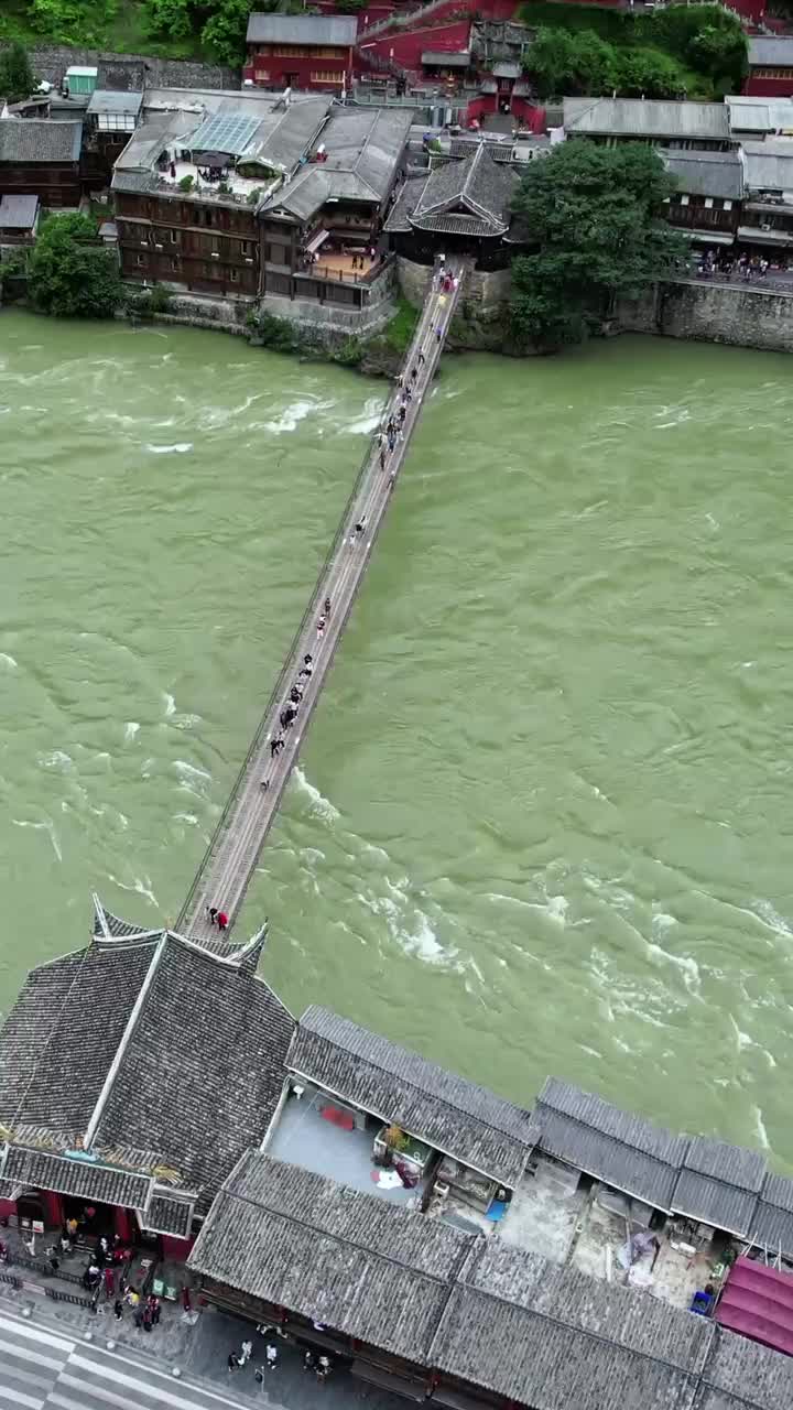 飞夺泸定桥,中国人不能不知道的铁索桥,只有真正走上泸定桥,才能感受