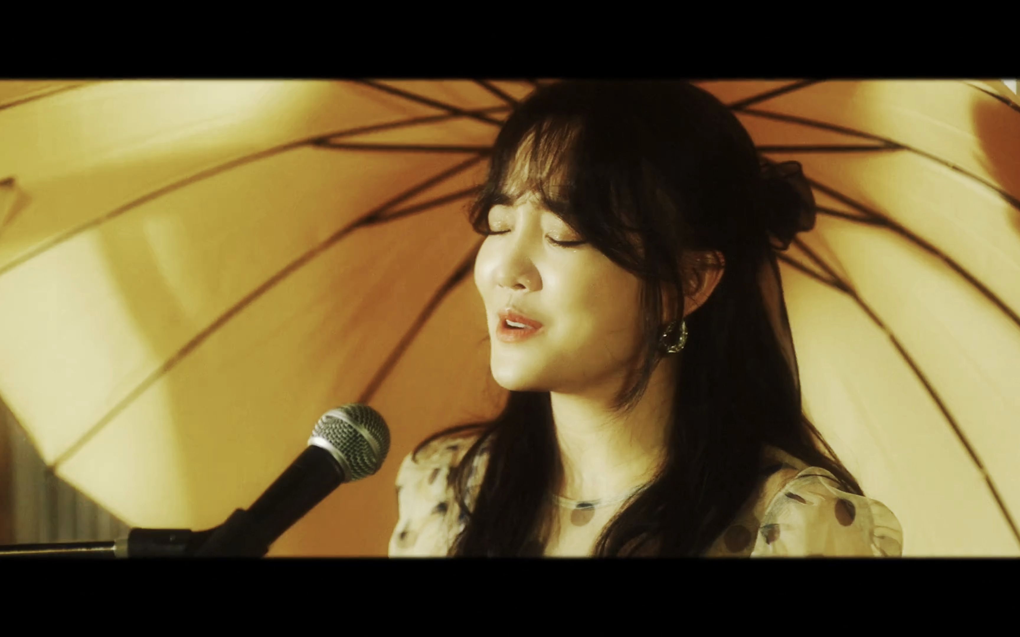 [图]Chancellor, YOUNHA - Walking In The Rain (Color Duet Film) 4K