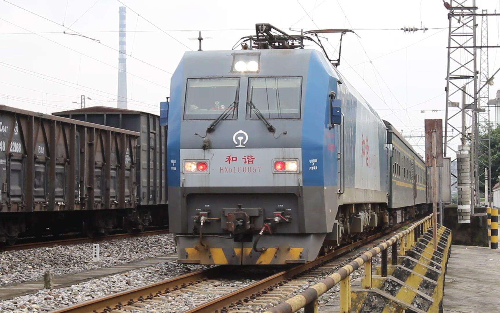 hxd1c0057成局重段牵引当日乘坐的5635由南站驶出前往昭通(仰天长啸.