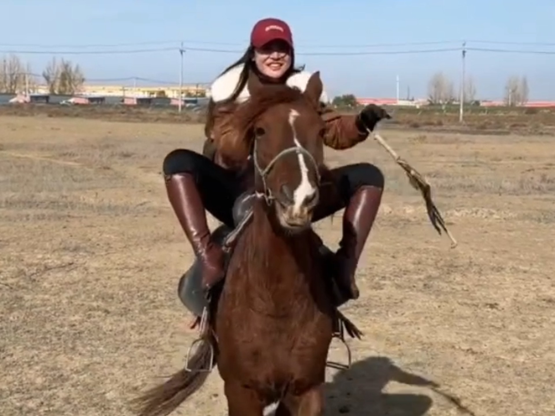 漂亮好身材马靴美女解锁骑马新姿势