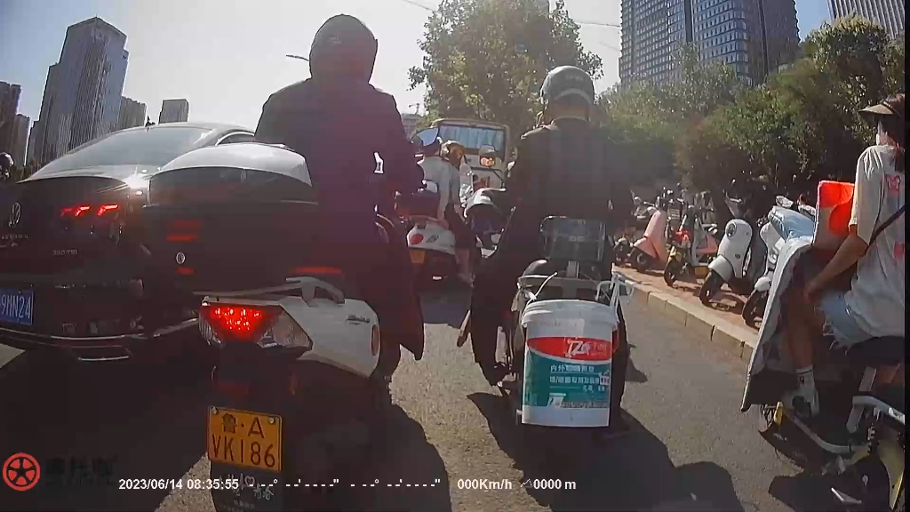 济南摩托车应当走最右车道，可借道非机动车道，来看看这该怎么走，已经举报济南交警。
