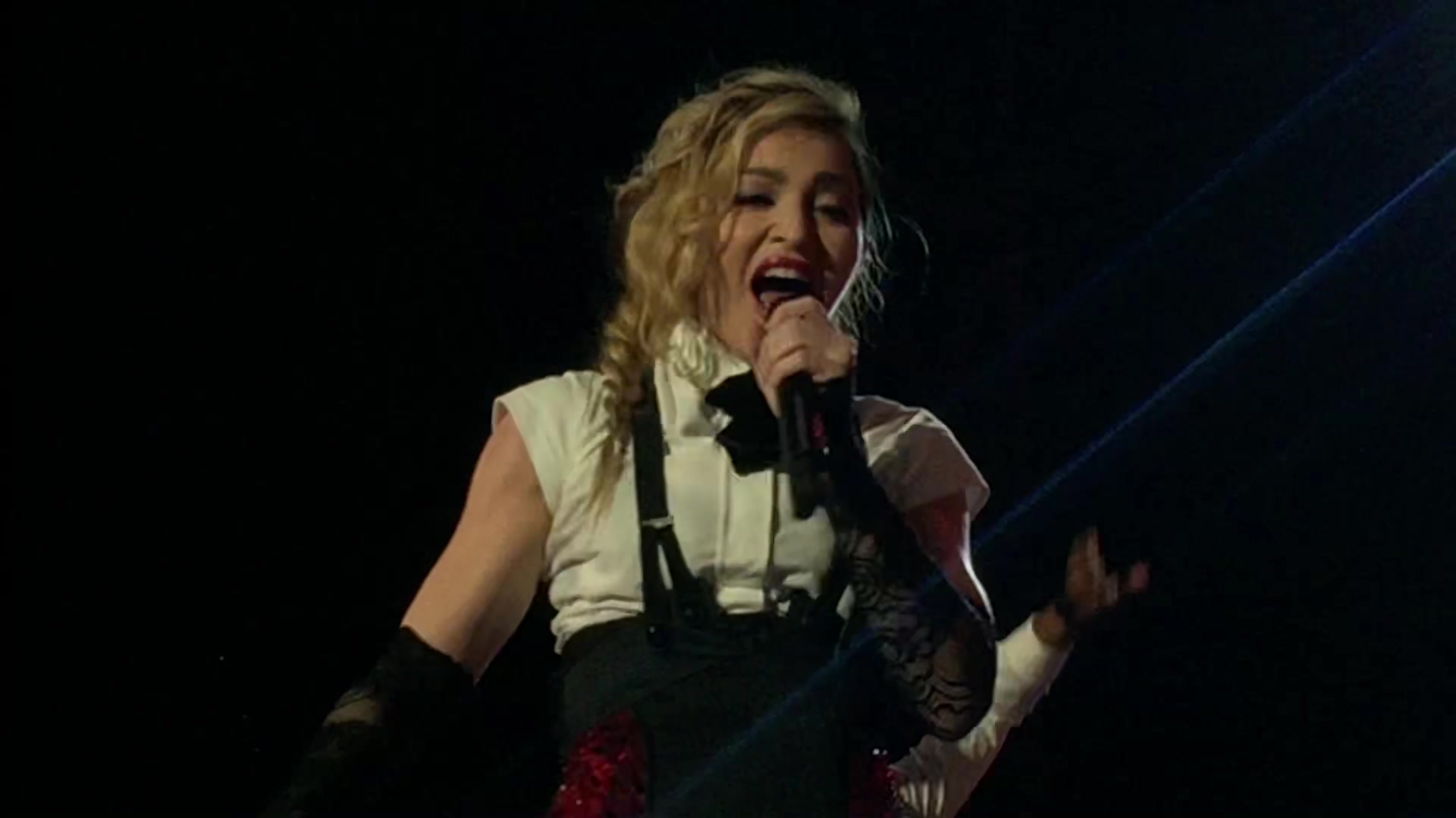 "叛逆之心之旅" 上表演了 "la isla bonita""热带岛屿微风