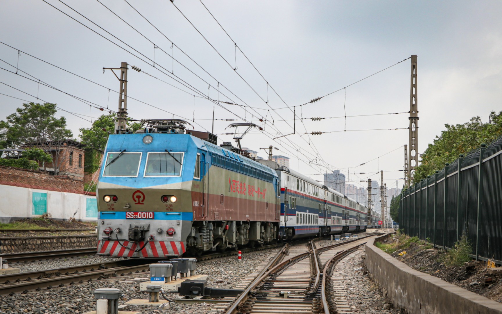 【陇海铁路·原色双层】西局西段ss7d-0010牵引t7010次(宝鸡——榆林)