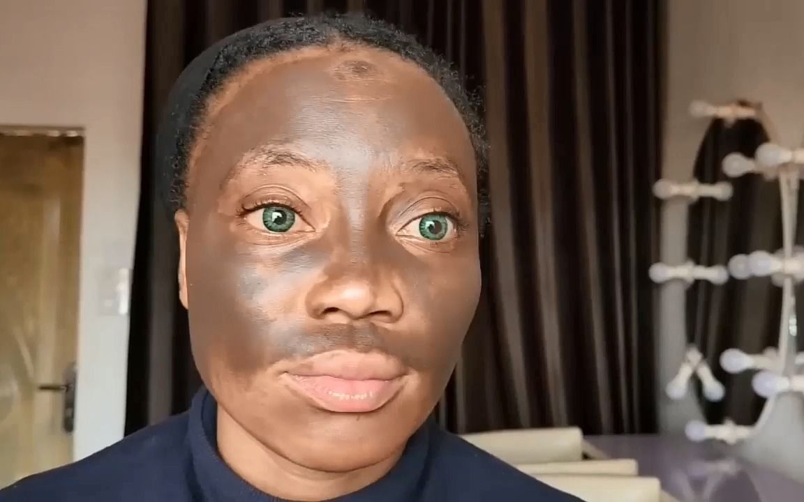 非洲妹子脸部脏兮兮的,涂上十斤粉底,妆前妆后判若两人