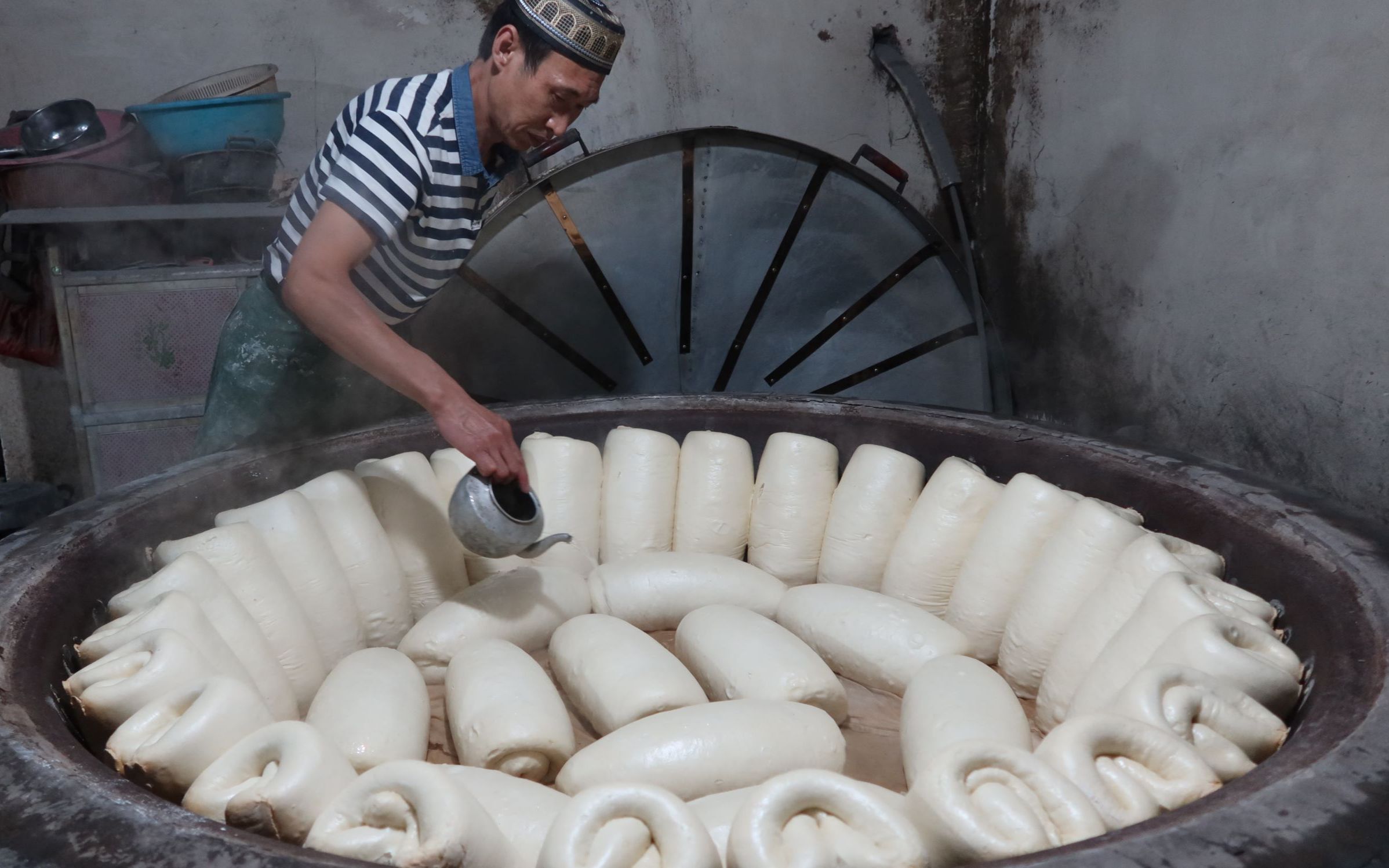 安徽大叔做大馍,一个重3斤,用两米大锅蒸,旺季一天用1000斤面