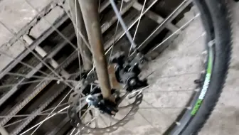 这是什么垃圾线碟？居然可以陡坡小拇指就刹住了。
