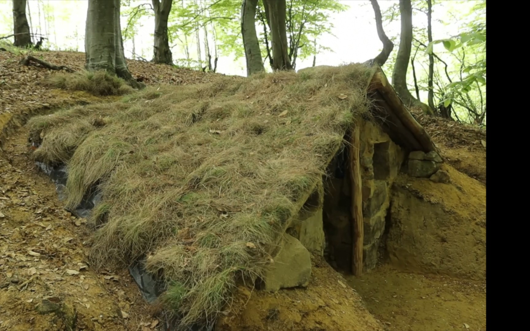 [图]刨山挖土，建一个半地下室庇护所。