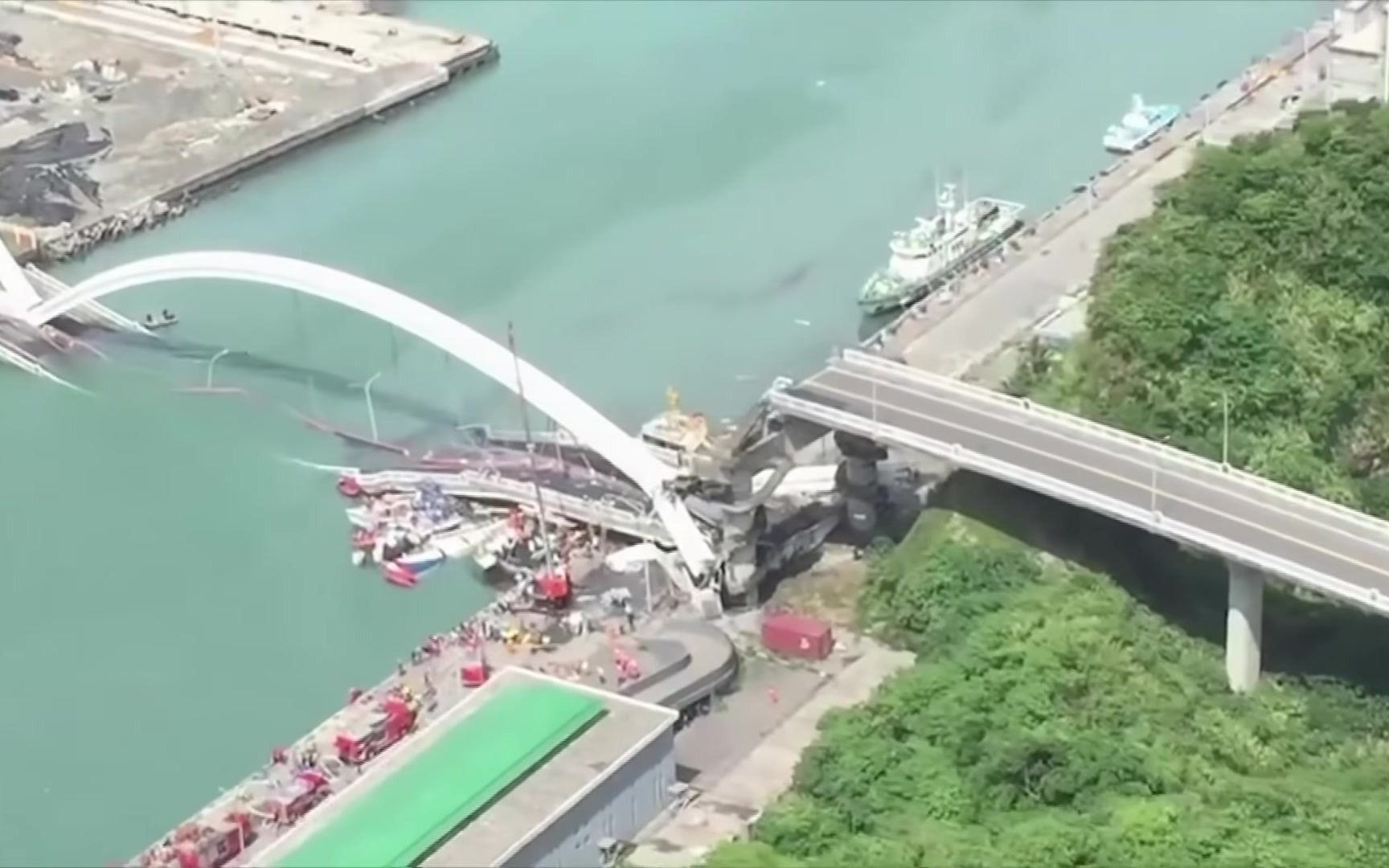 台湾宜兰140米跨径拱桥突然倒塌事故(脆性破坏)_哔哩哔哩_bilibili