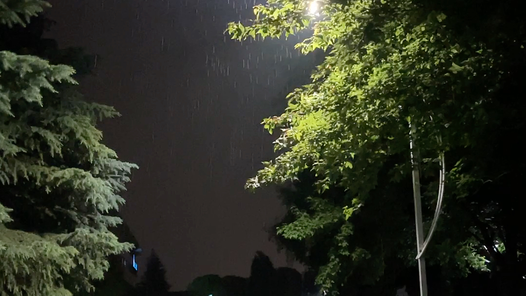 农村夜间下雨图片图片