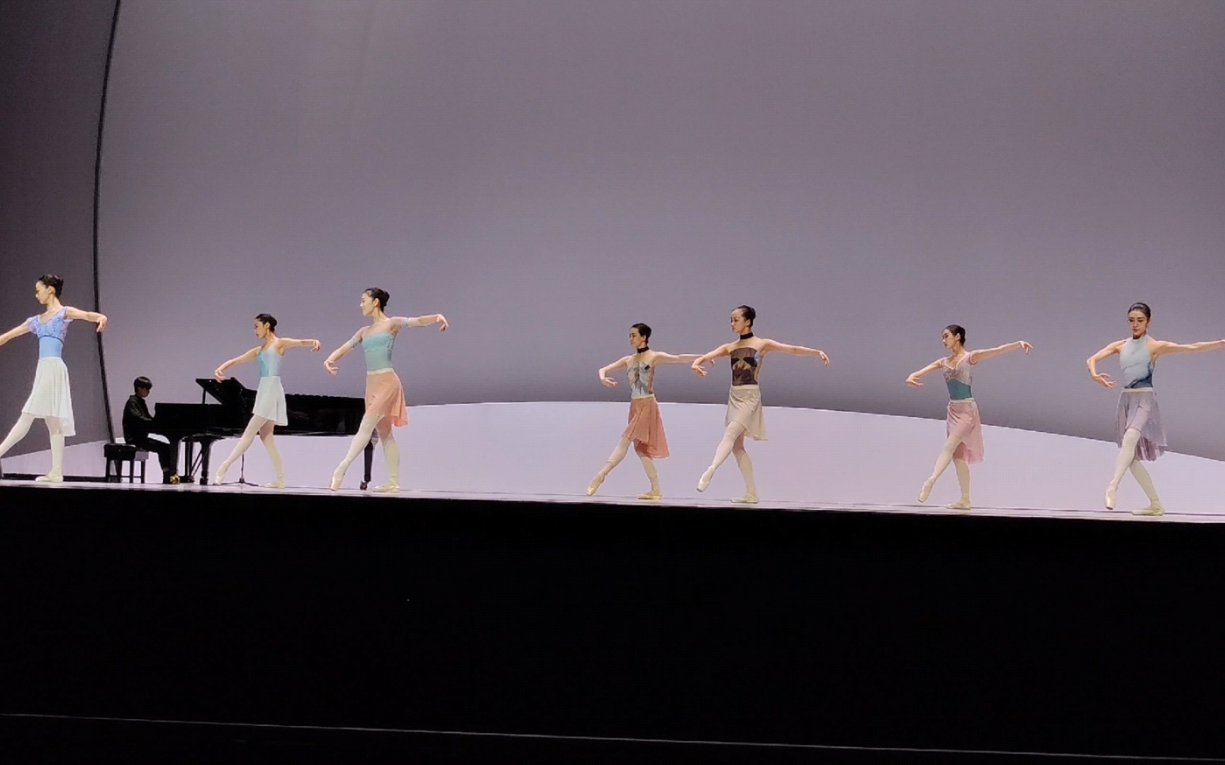 231118天桥剧场中芭二团《走近芭蕾》课堂 中间擦地组合(组二)