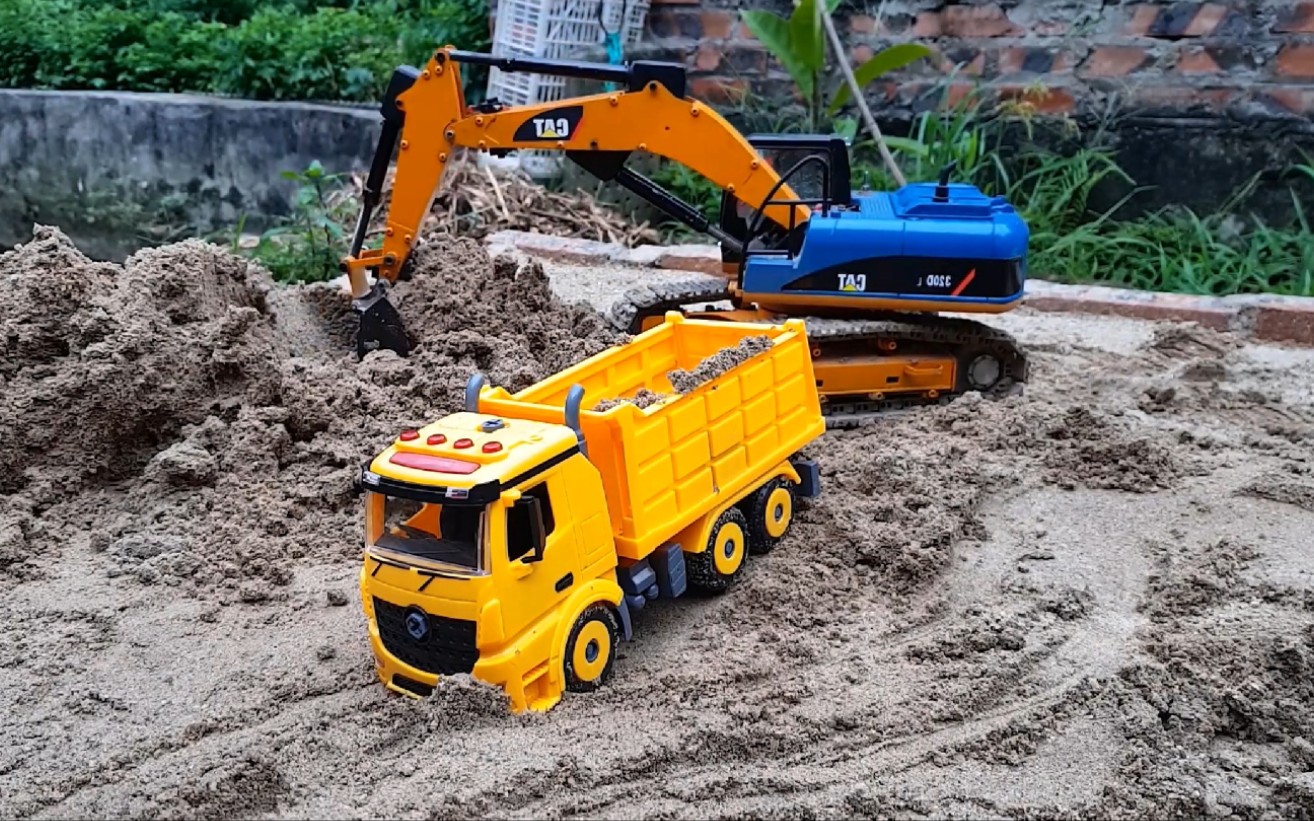 玩具车视频动画,玩具挖掘机和大卡车一起到野外挖泥土维修道路