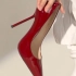 每个女人都应该拥有一双红色高跟鞋！