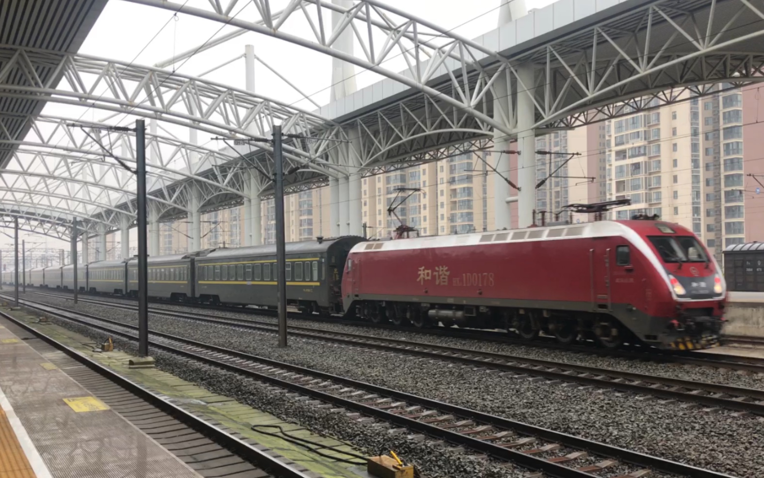 武南hxd1d牵引z334次通过襄州火车站