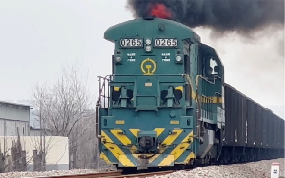 【上局宁东】nd5-0265牵引货列喷火通过向阳路,开往梅桂营线