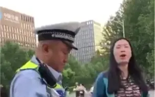 Tải video: 转弯汽车撞直行摩托，却说是摩托撞直行，警察来了看看警察怎么说