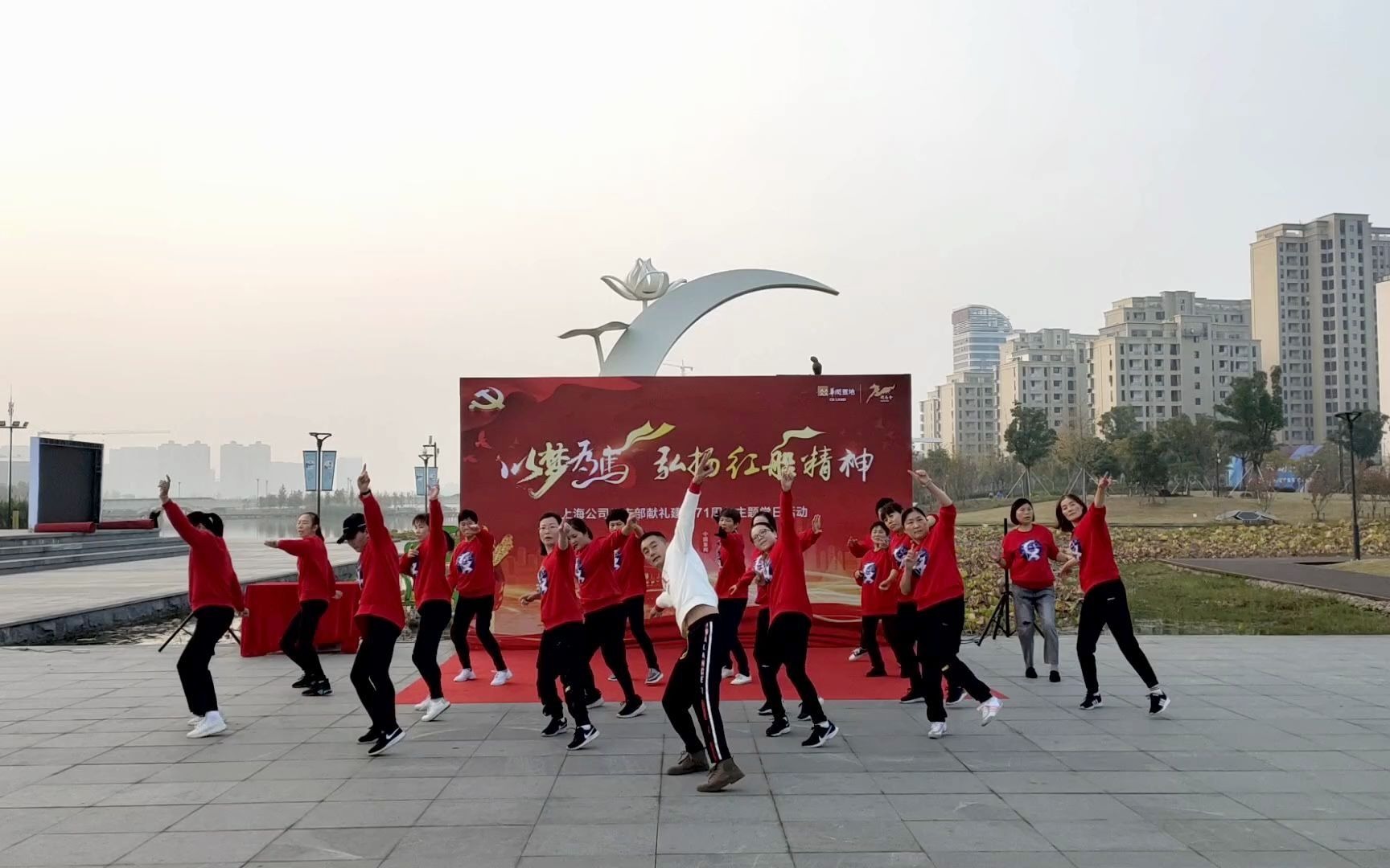 [图]城城团队演绎网红舞蹈《雨中慢摇》动作编排简单好看好学你喜欢吗