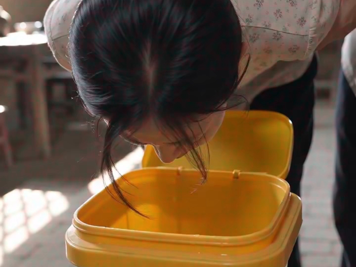 女人呕吐黄水合集