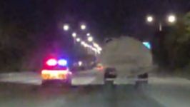 重型挂车百吨王无视警车深夜狂飙争取最后的自由