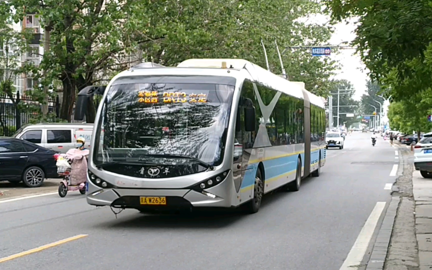 北京brt3路青年jnp6183型客车宏福苑路段通过