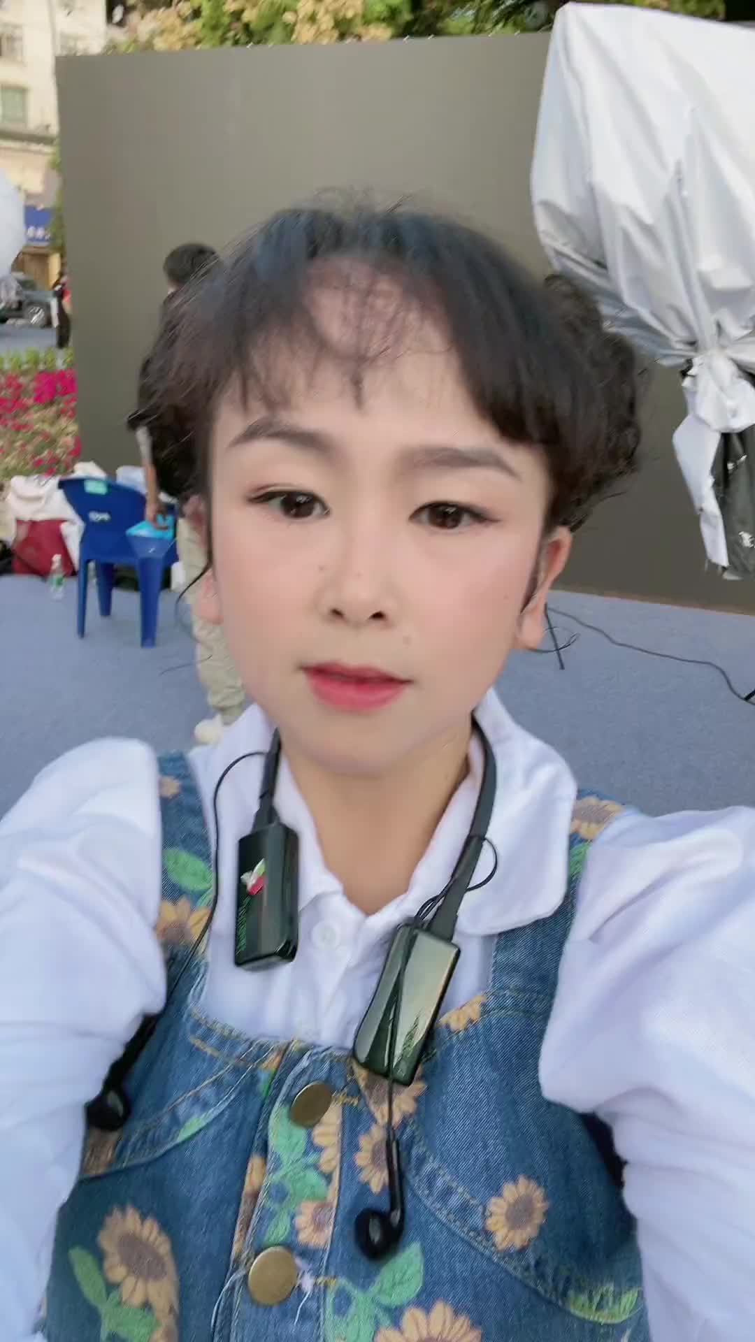 今晚晚点开播晚上六点半不见不散啊dou小助手袖珍小辣椒舞台无