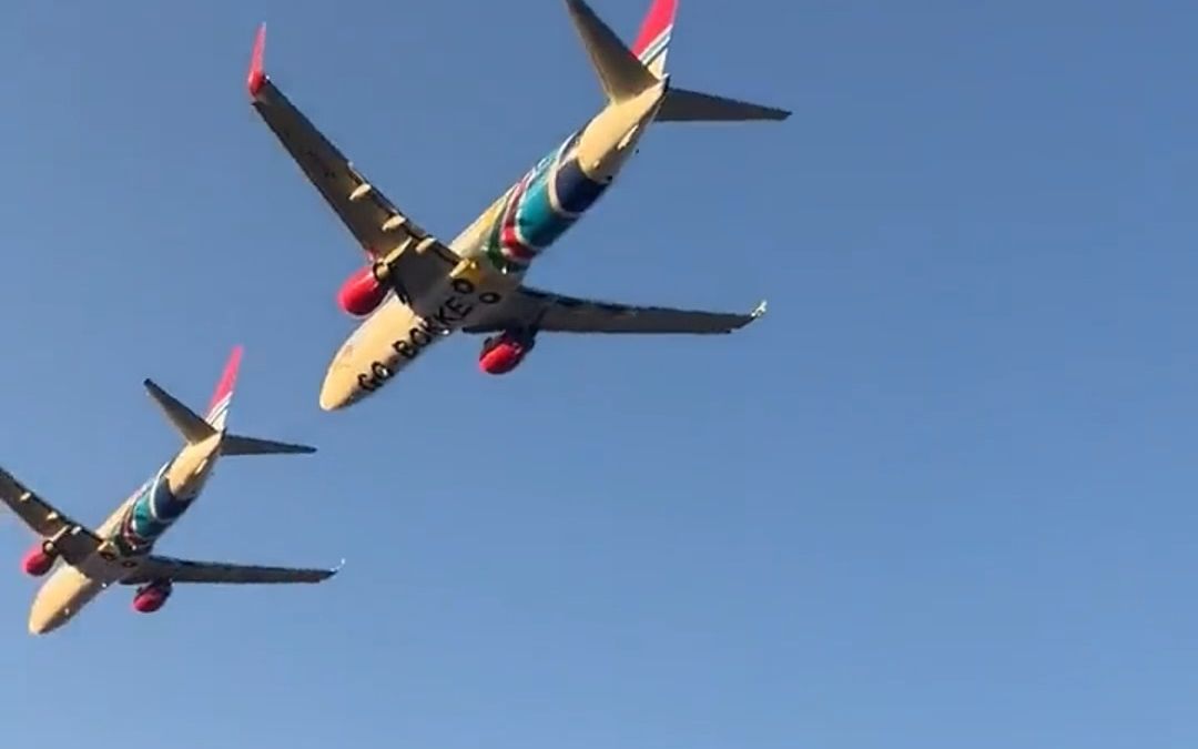 这很南非!FlySafair的737双机飞越体育馆上空为橄榄球开赛助威哔哩哔哩bilibili