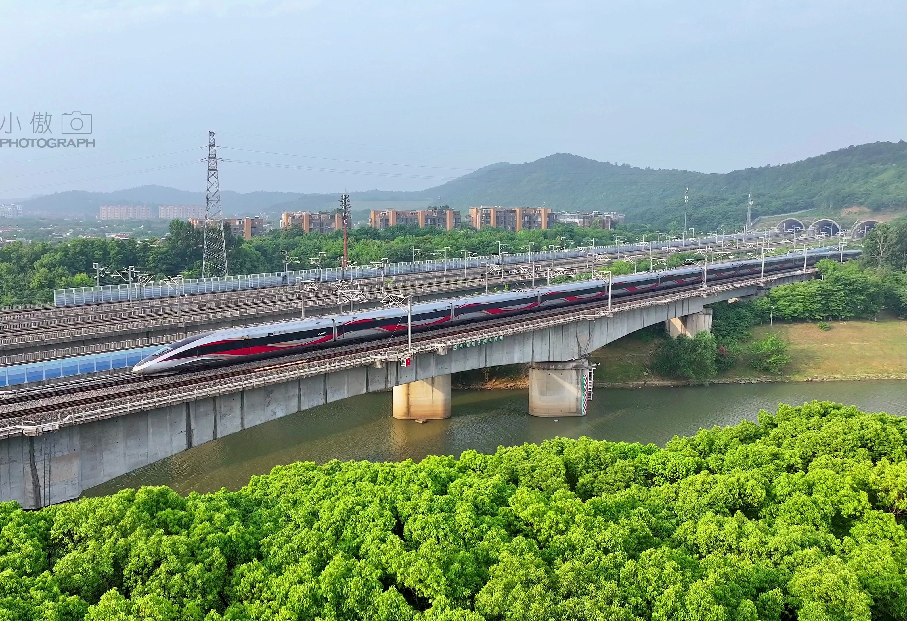 清晨,CR400BFAZ智能动车组从南京南动车运用所出库上跨秦淮新河执行G637次列车哔哩哔哩bilibili