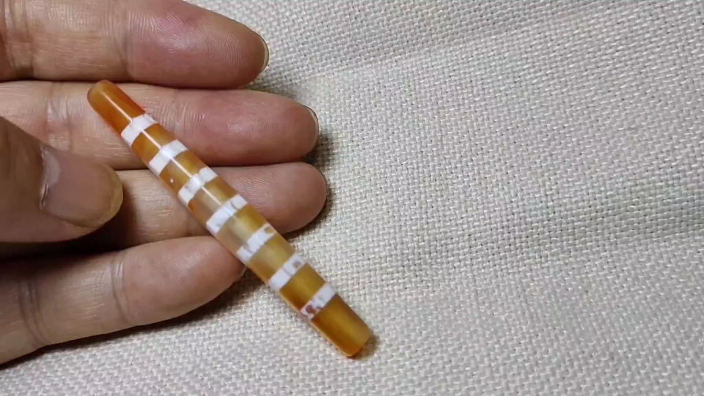 唐代红玉髓七线天珠,包浆自然温润,开门老货,品相完美.