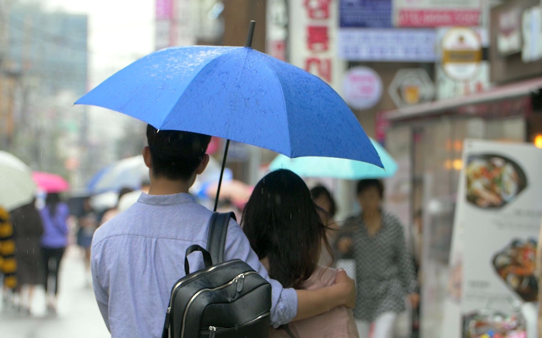 情侣雨中漫步视频素材