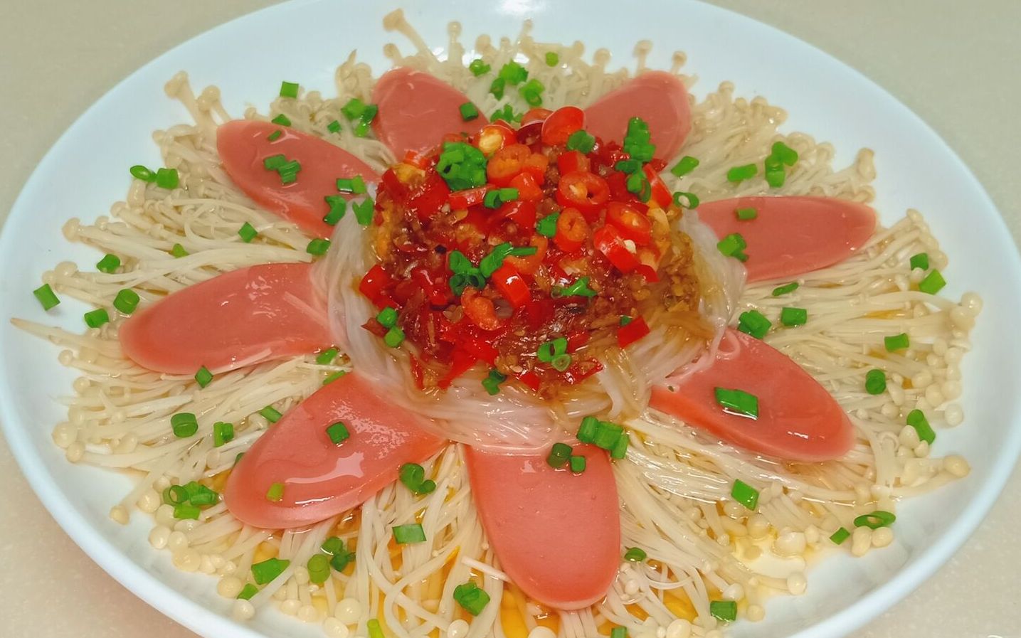 1把金针菇,1根火腿肠,简单蒸一蒸,香辣过瘾,比吃肉还解馋!
