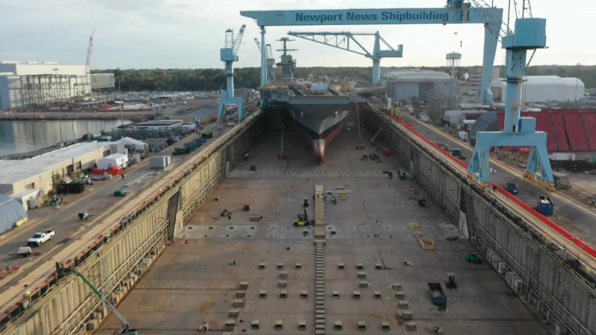 约翰·f·肯尼迪号航空母舰(cvn 79)干船坞注水